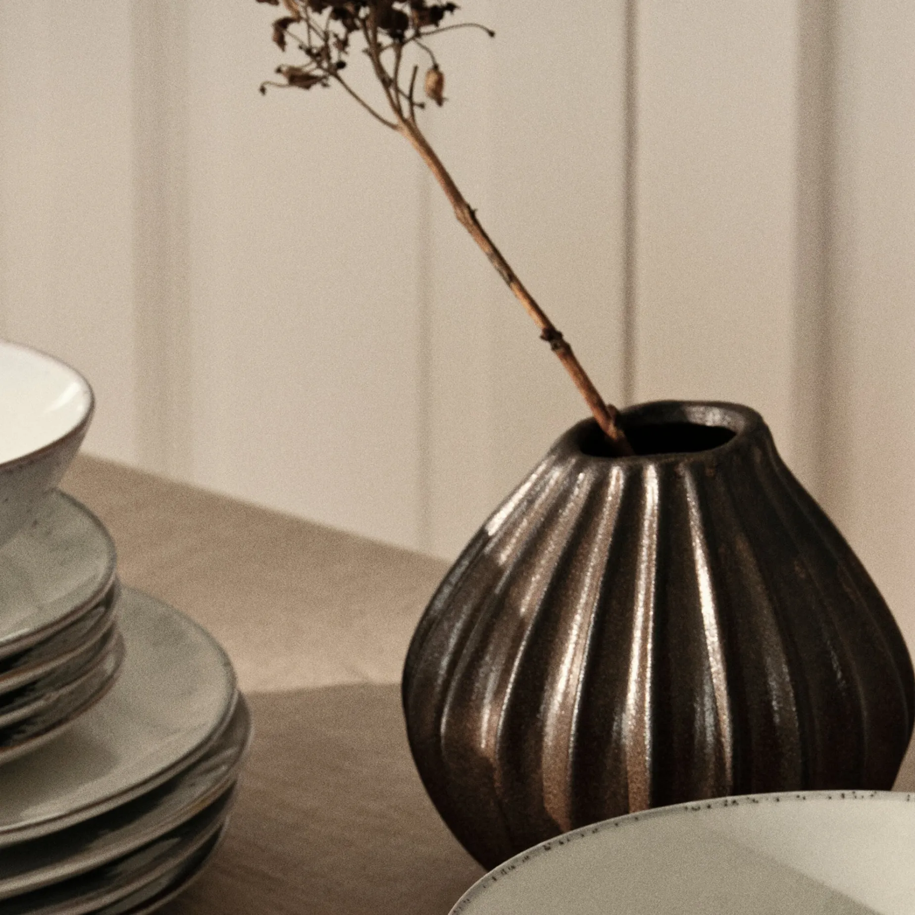 Broste Copenhagen Wide vase 25 x 25 cm, Antique Brown Fyrklövern