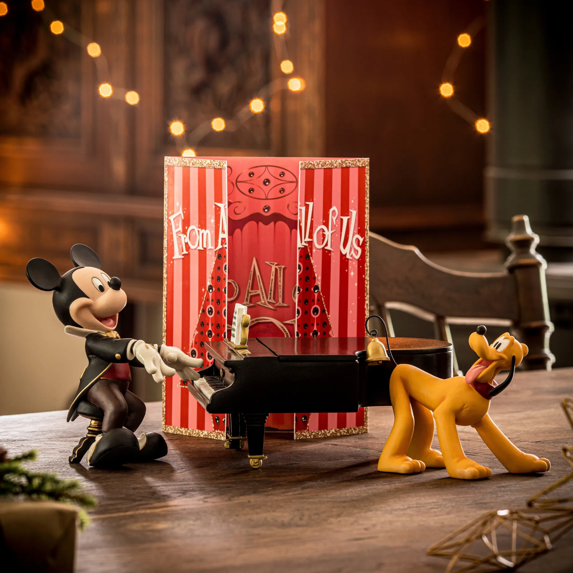 Disneys Juleshow – Mikke Mus og Pluto ved flygelet Fyrklövern