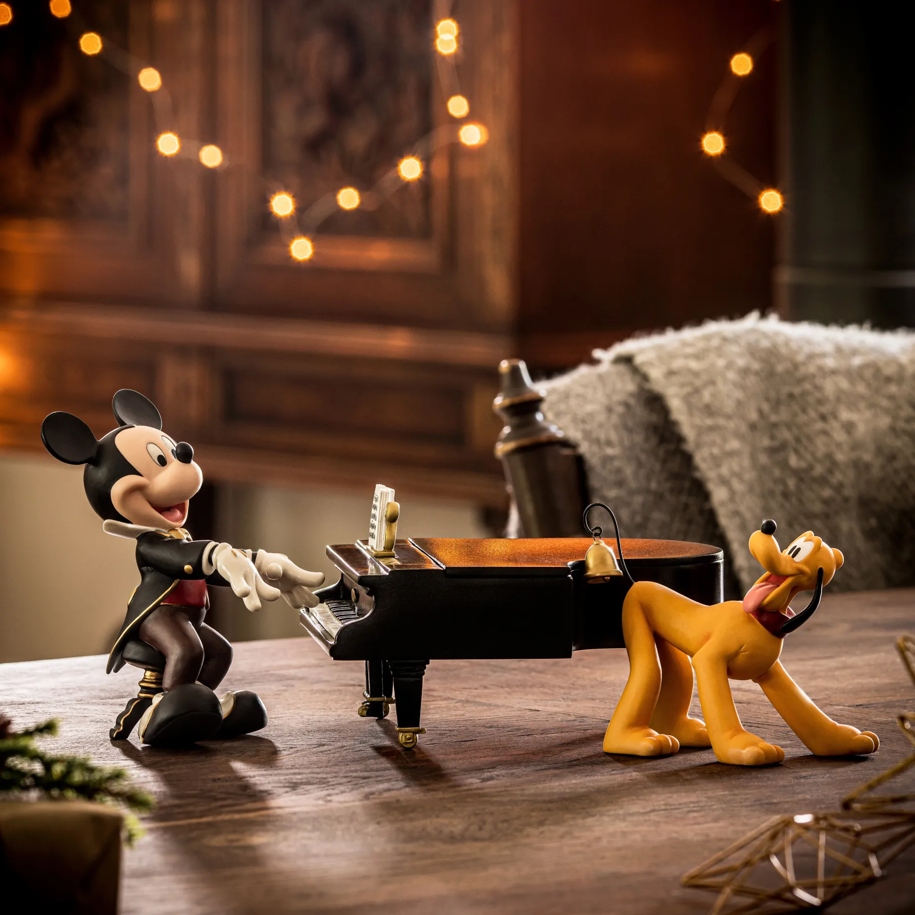 Disneys Juleshow – Mikke Mus og Pluto ved flygelet Fyrklövern