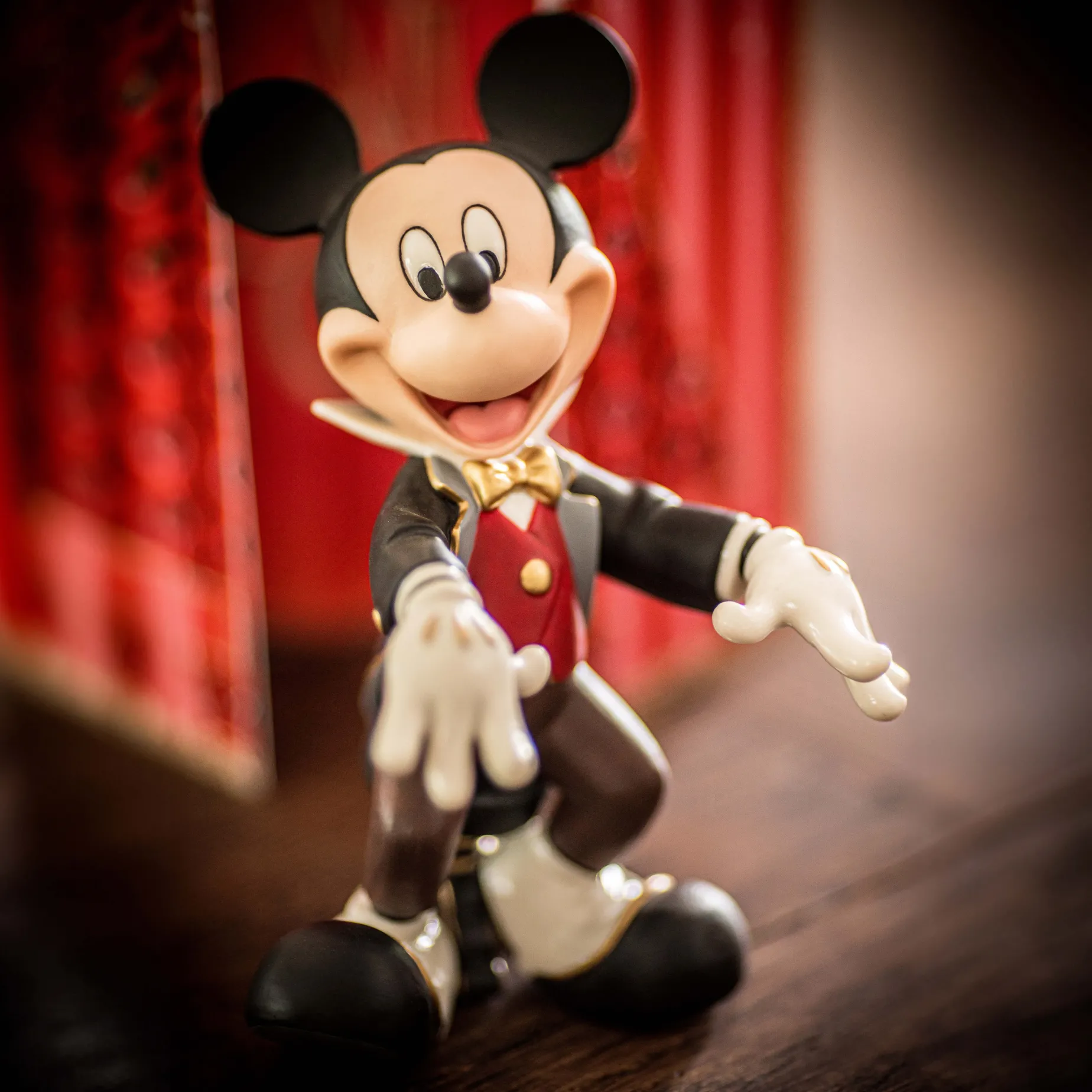 Disneys Juleshow – Mikke Mus og Pluto ved flygelet Fyrklövern